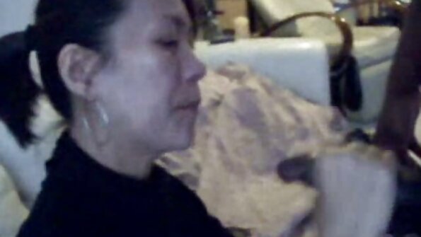 Μια σαγηνευτική τσούλα ανοίγει τα πόδια της πραγματικά ορθάνοιχτα